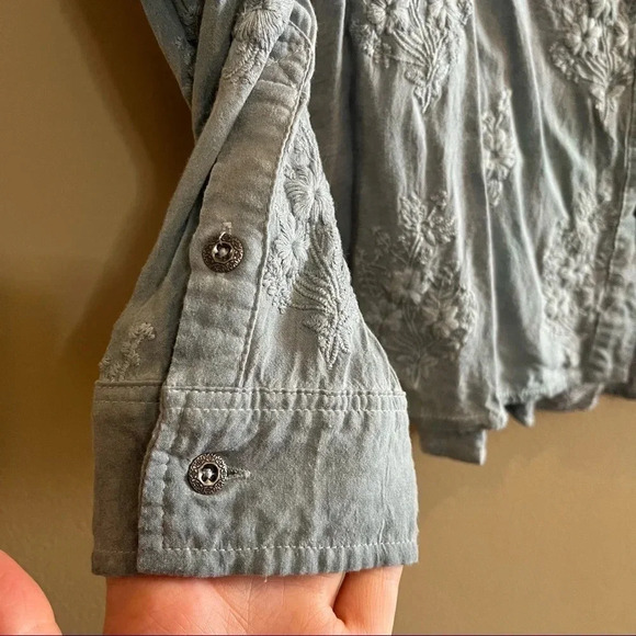 MISS ME Size Small Roll-tab Floral Embroidered BOHO Button Shirt Ruffled Blue - Picture 8 of 10